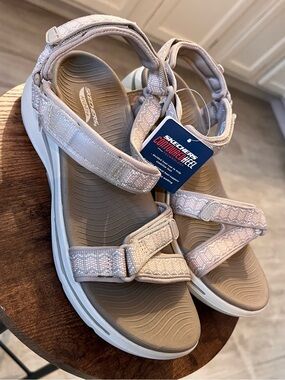NWT SKECHERS GO WALK ARCH FIT CRUISE AROUND SANDALS ✨